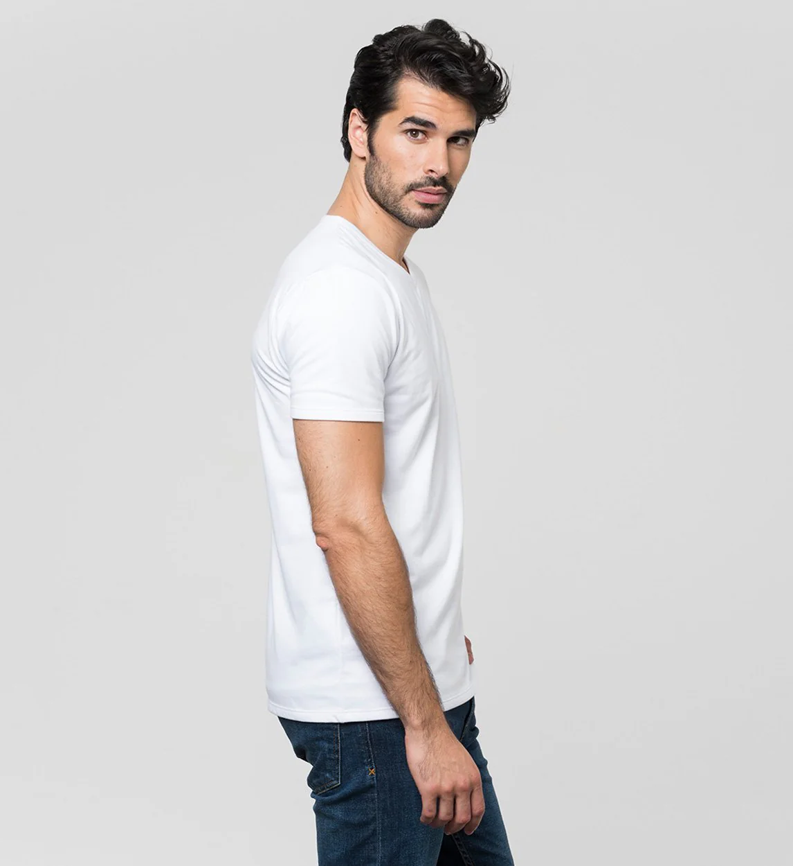 Camiseta Antisudor MaxDry Cuello V Blanco Protección Axilar Extra - Image 3
