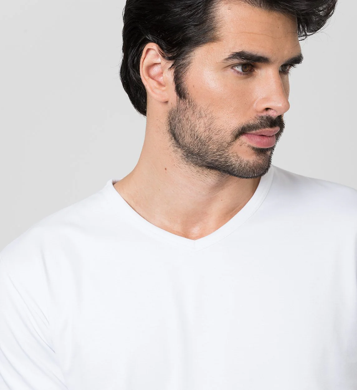 Camiseta Antisudor MaxDry Cuello V Blanco Protección Axilar Extra - Image 4