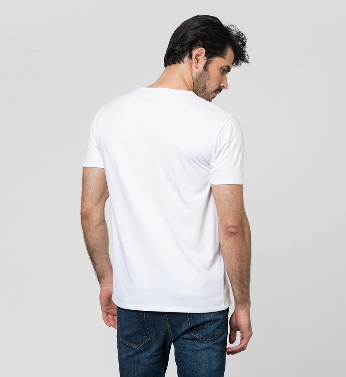 Camiseta Antisudor MaxDry Cuello V Blanco Protección Axilar Extra - Image 5