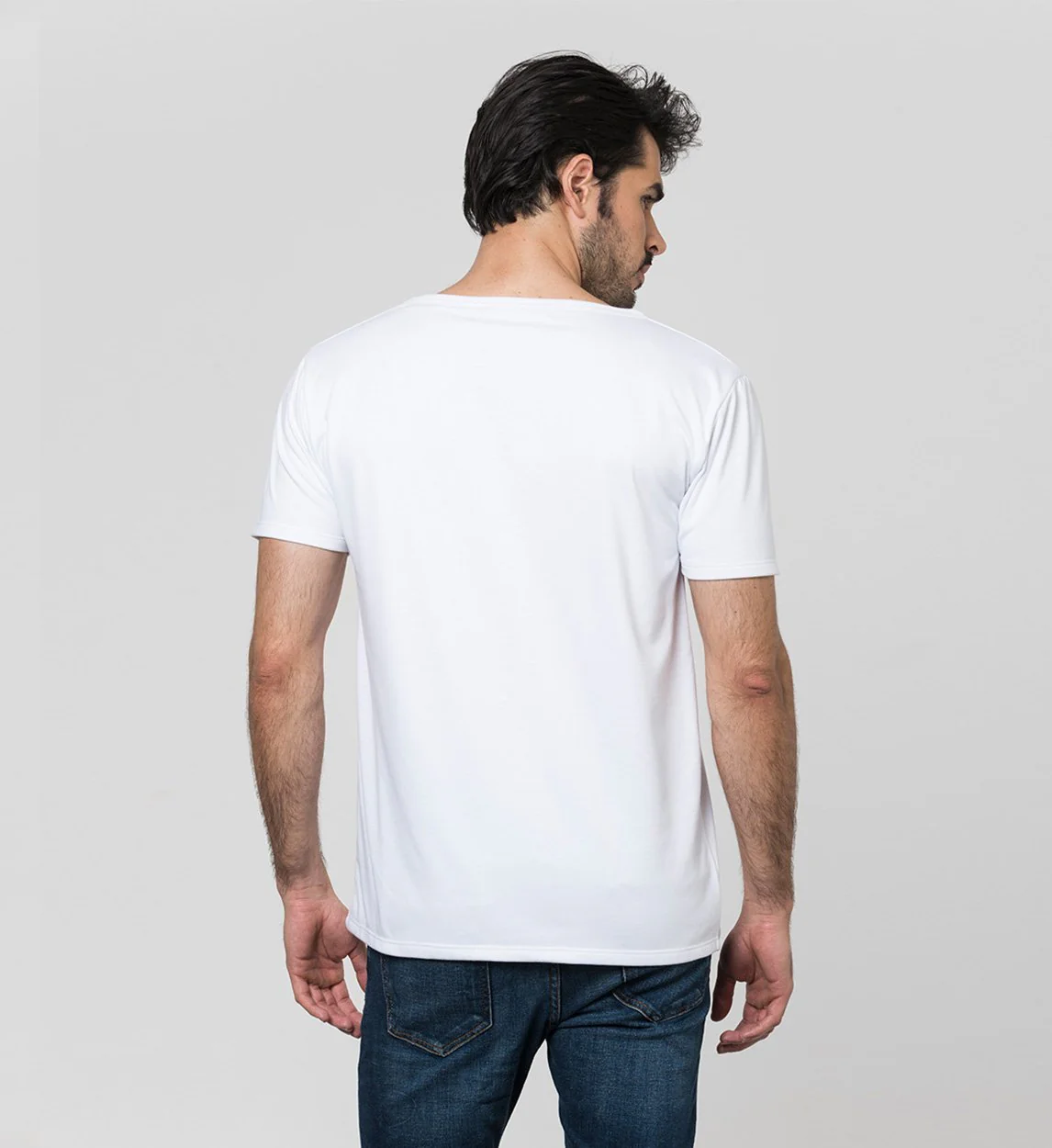 Camiseta Antisudor MaxDry Cuello V Grande Blanco Protección Axilar Extra - Image 5