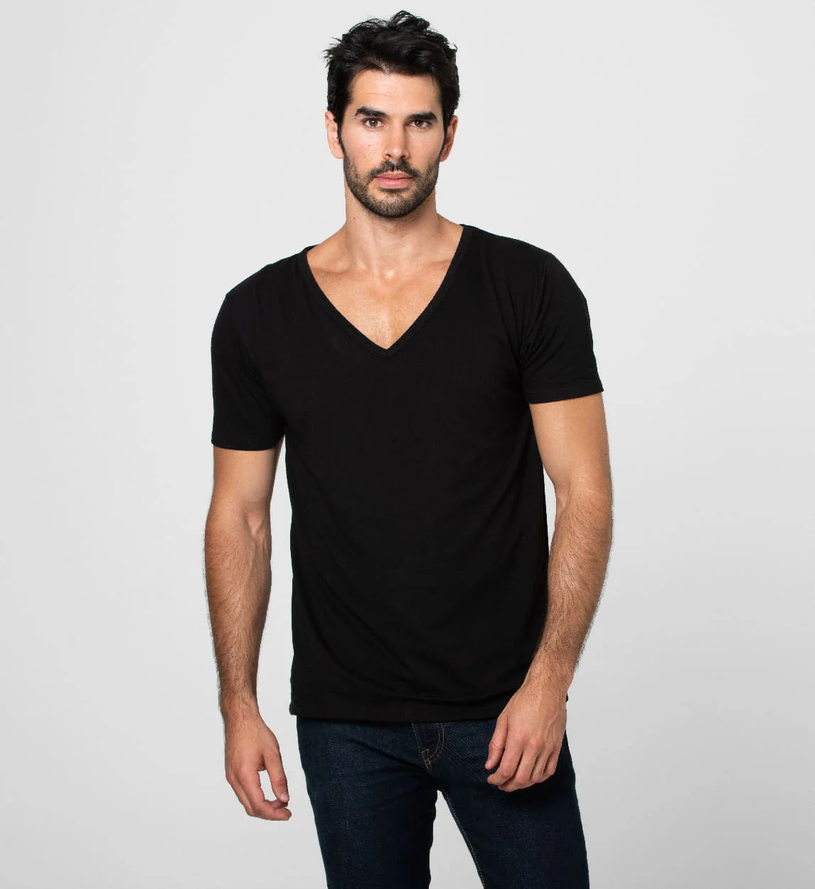 Camiseta Antisudor MaxDry Cuello V Grande Negro Protección Axilar Extra - Image 3