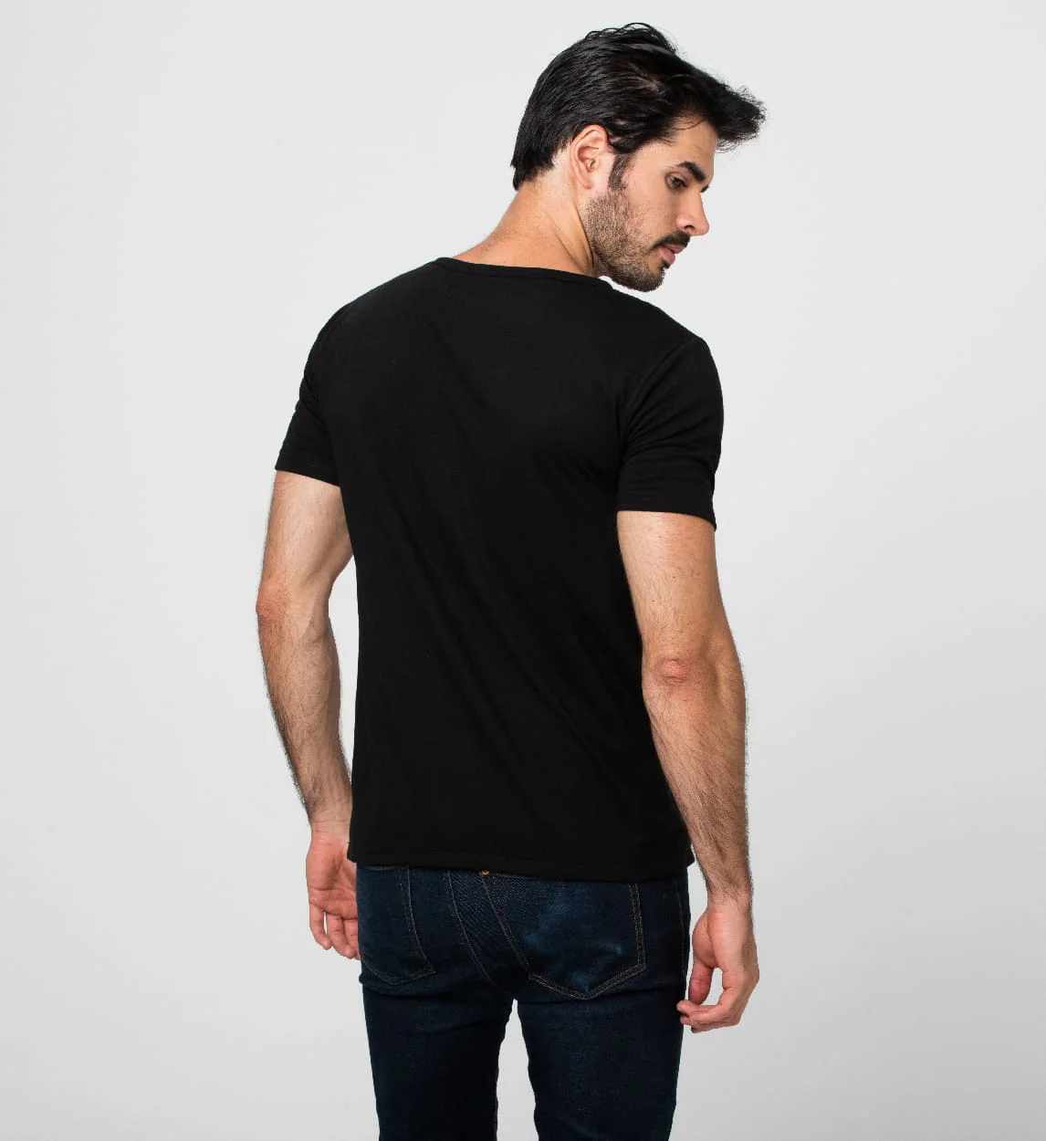Camiseta Antisudor MaxDry Cuello V Grande Negro Protección Axilar Extra - Image 6