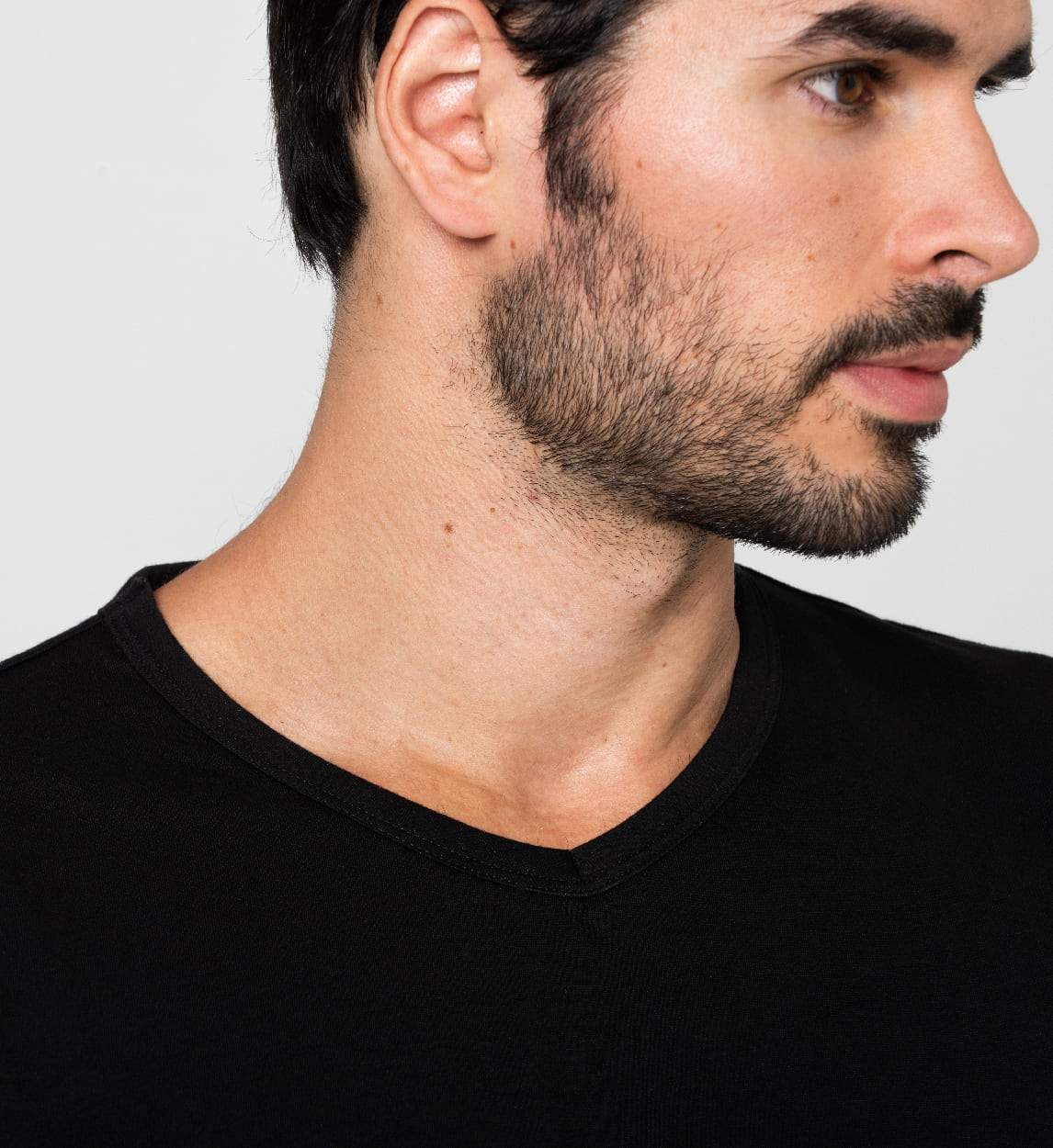 Camiseta Antisudor MaxDry Cuello V Negro Protección Axilar Extra - Image 5